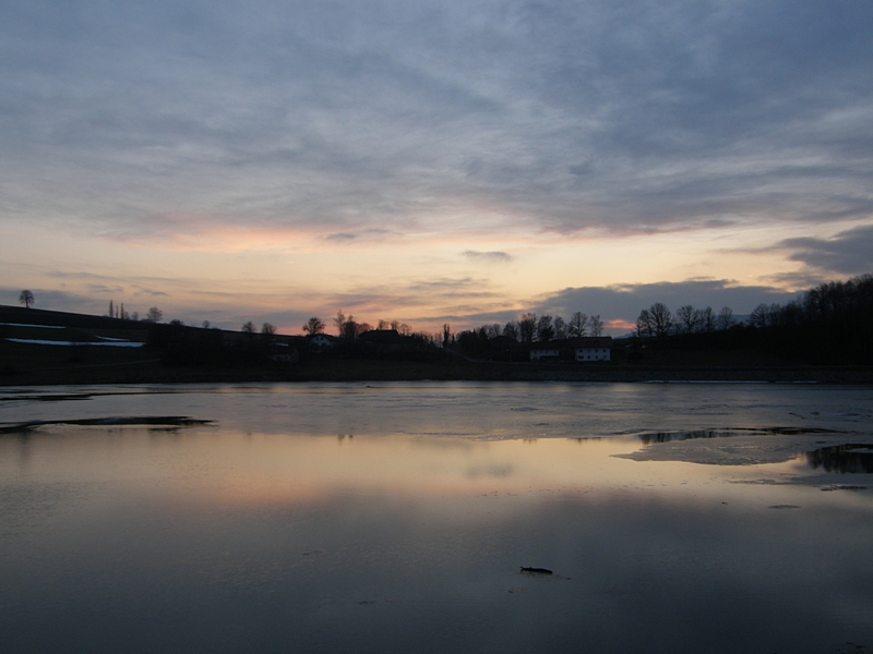 Sonnenuntergang am Winterteich