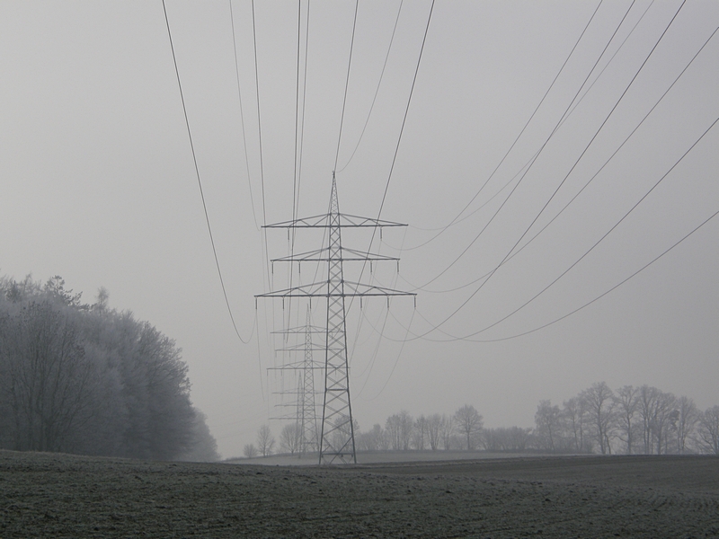 Stromleitung im kalten Dunst