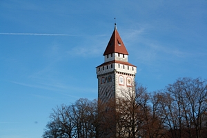 Gemalter Turm berragt Bume