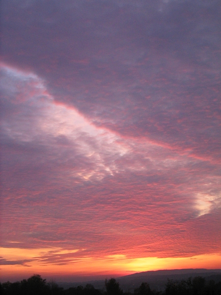 Wolken violett, von unten angestrahlt