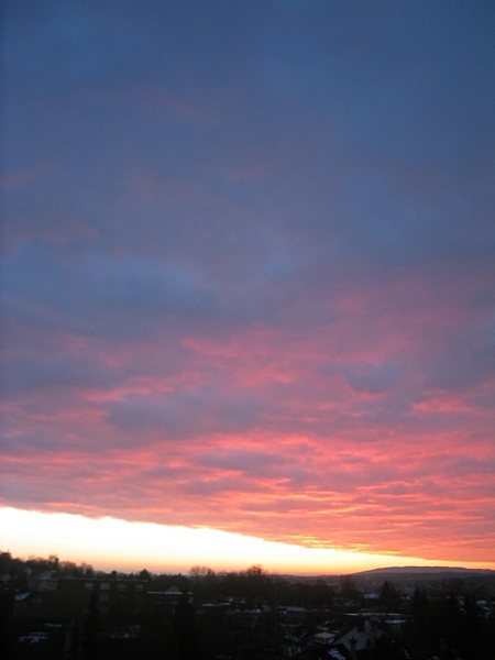 von unten angestrahlte Wolken, Lichtstreif