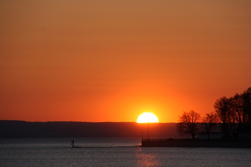 Niedergehende Sonne am See